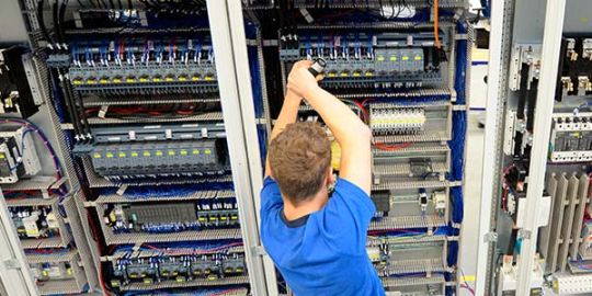 Atelier de câblage - Assemblage d’armoires électriques en Lorraine